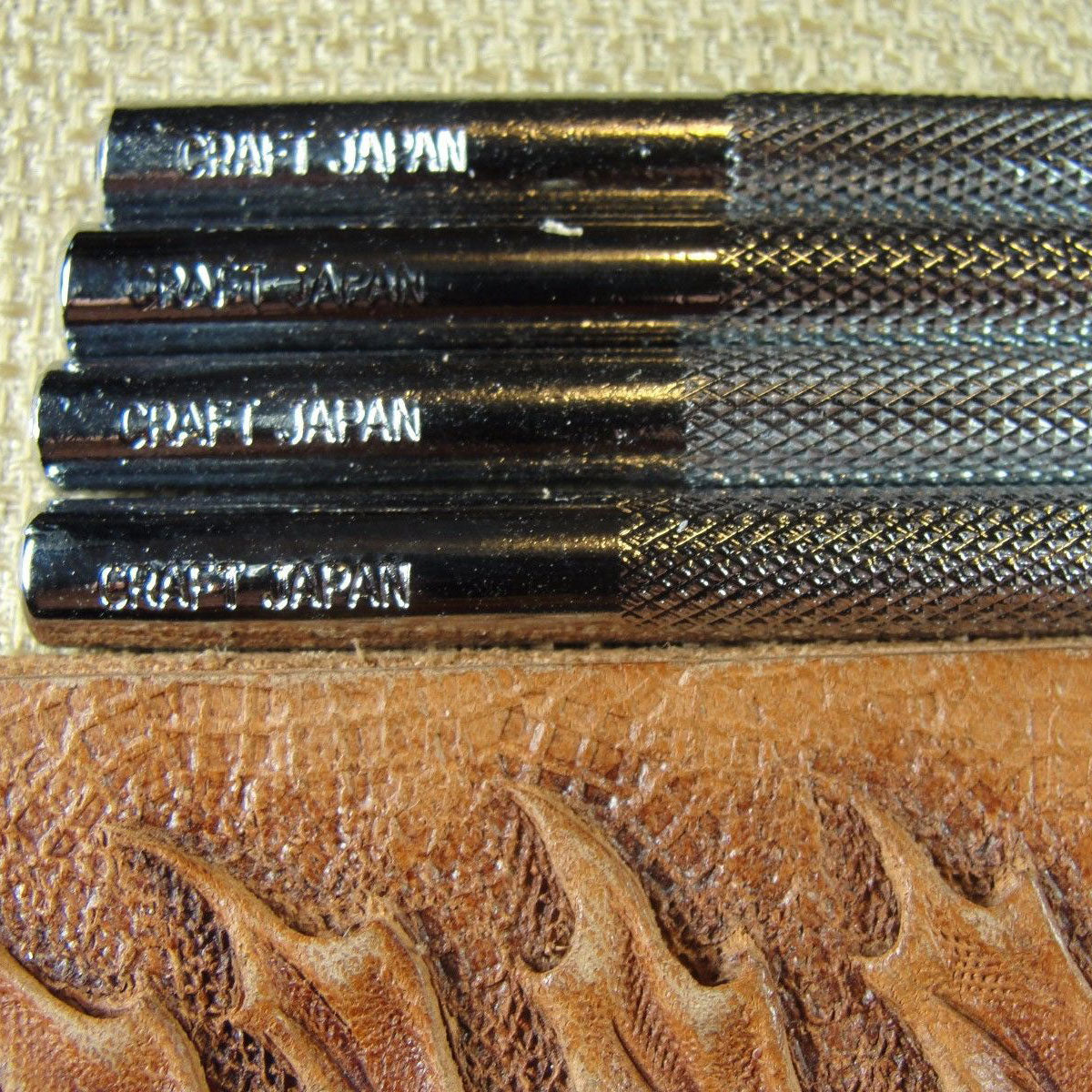 直営買付！関送込【TOTEME】新作！Bevel レザーリストレット Bevel leather wristlet black – TOTEME
